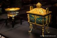 Inciensiario de cobre dorado y esmaltado en forma de Ding, comienzos de la Dinastía Ming.