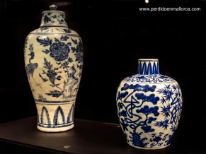 Jarrones y tibores de cerámica blanca decorada con dibujos azules son los que nos resultan más conocidos, pues formaban parte de las preciadas mercancías que trasladaban a España nuestra flota de Galeones de Manila.