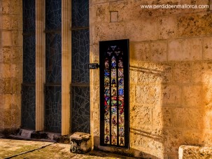 Cada vidriera posee un panel que cuenta a qué esta dedicada, así como su representación como si fuera vista desde el interior de la nave catedralicia