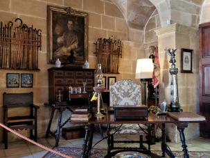 Despacho del Senyor presidido por un retrato del Obispo Bernat Nadal.