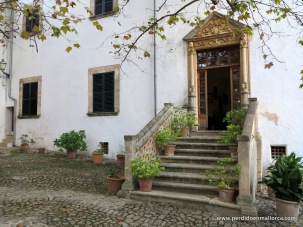 Escalera de entrada desde la clastra a la casa de los senyors en Alfàbia, su puerta está recercada con jambas y dintel con frontón de fina labra renacentista.