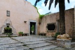 Entrada lateral a los Jardines de Alfàbia junto al hueco de ventilación de su famoso algibe cubierto