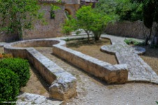 Figuras geométricas en el jardín de cipreses