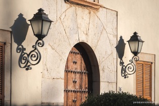 Detalle parcial de la puerta de acceso a una de las casas de Biniagual, por su porte parece ser la de una antigua possessió.
