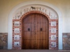 Puerta en Biniagual. No todas las rehabilitaciones de los llogarets se realizan de manera ortodoxa e incorporan elementos que no son característicos de la Arquitectura tradicional del interior mallorquín.